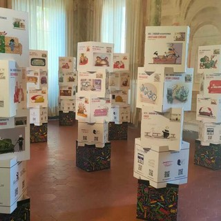 Da Lucca a Sanremo: i divani leggendari di Buduàr in mostra tra ironia e matite d’autore