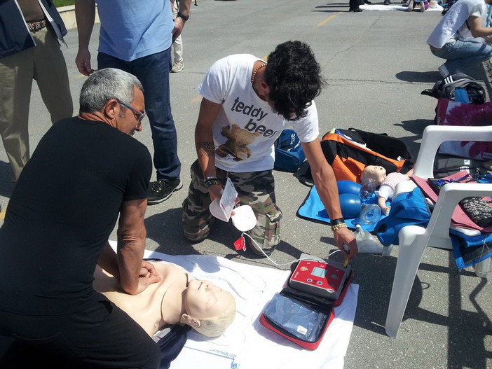 Furto defibrillatori a Sanremo: 'Nuovo Ritmo nel Cuore' chiede la lettura di un testo in Consiglio Furto defibrillatori a Sanremo: 'Nuovo Ritmo nel Cuore' chiede la lettura di un testo in Consiglio