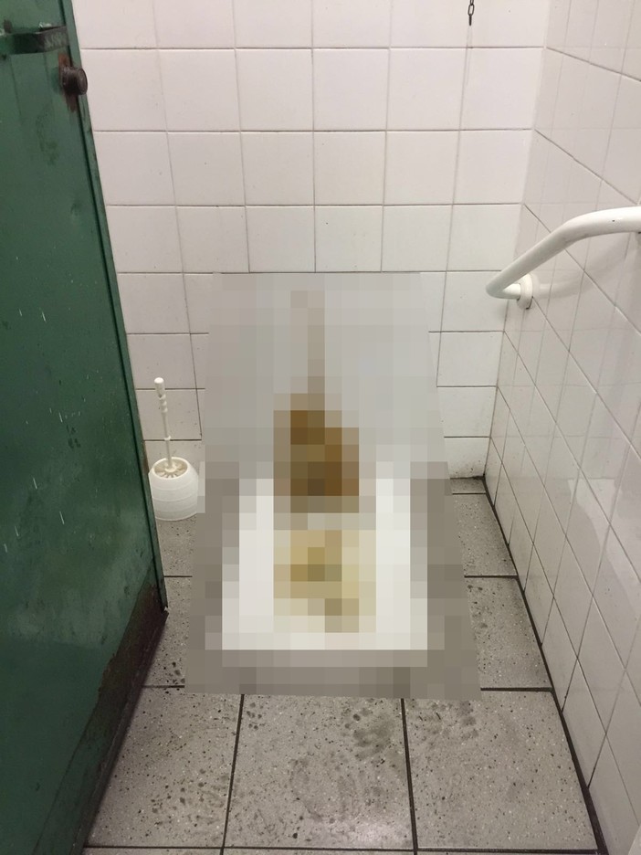 Ventimiglia: bagni pubblici sporchi e maleodoranti, gli operatori del mercato lamentano la situazione