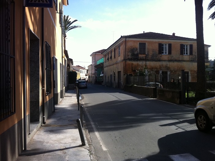 Imperia: 27enne avvistato con un'arma a Caramagna, rintracciato dalla Polizia che scopre 'pistola giocattolo' Imperia: 27enne avvistato con un'arma a Caramagna, rintracciato dalla Polizia che scopre 'pistola giocattolo'