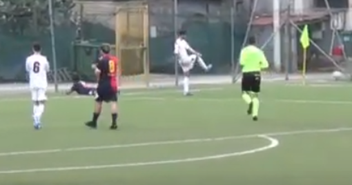 Il momento in cui Alfonso Rea, attaccante del Ventimiglia, mette fuori il pallone con Quispe a terra Il momento in cui Alfonso Rea, attaccante del Ventimiglia, mette fuori il pallone con Quispe a terra