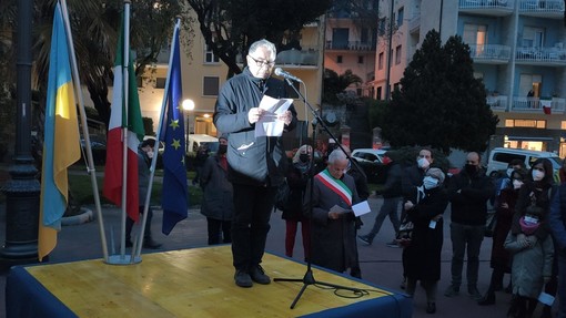 Imperia e Ucraina unite in piazza contro la guerra, Scajola: "Noi siamo contro Putin, no contro il popolo russo" (foto e video)