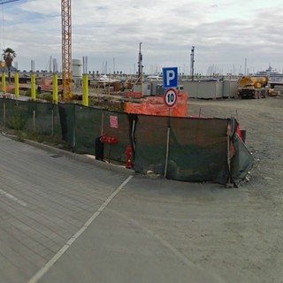 Porto turistico: gli operai della Save Group tentano il blitz per riprendersi delle recinzioni, litigano con quelli della Tasca e finiscono in Questura