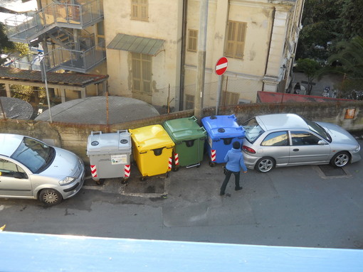 Sanremo: raccolta differenziata, cassonetti impossibili da aprire in via Val Del Ponte Sanremo: raccolta differenziata, cassonetti impossibili da aprire in via Val Del Ponte