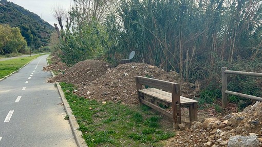 Taggia, nessun mistero sui cumuli di terra. Il Comune chiarisce: “Materiale riutilizzato e destinato alle aiuole, operazione eco-sostenibile”