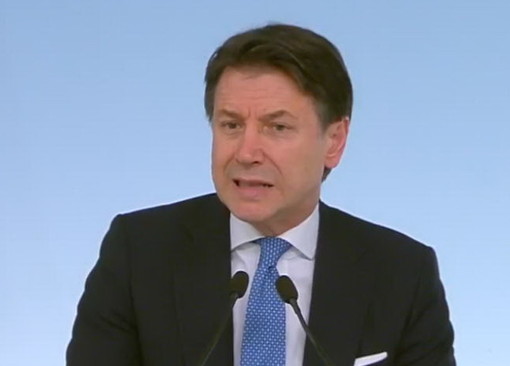 Emergenza Coronavirus, tutta Italia in 'zona rossa': Conte firma il Decreto "Io resto a casa", scuole chiuse fino al 3 aprile (Video) Emergenza Coronavirus, tutta Italia in 'zona rossa': Conte firma il Decreto "Io resto a casa", scuole chiuse fino al 3 aprile (Video)