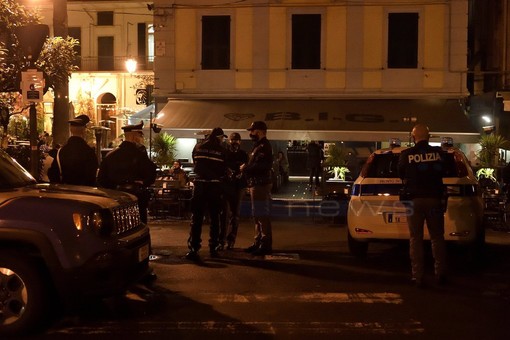 Sanremo: confermata l'ordinanza per i luoghi della movida, non si potrà bere in piedi Sanremo: confermata l'ordinanza per i luoghi della movida, non si potrà bere in piedi
