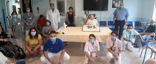Vallecrosia: a Casa Rachele festeggiati i 101 anni di Santina Davigo, dalla RSA "Rispettato protocollo con videochiamate e distanziamento" Vallecrosia: a Casa Rachele festeggiati i 101 anni di Santina Davigo, dalla RSA "Rispettato protocollo con videochiamate e distanziamento"