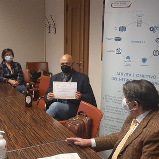 Il momento della consegna dell’attestato con il presidente della CCIAA, Enrico Lupi Il momento della consegna dell’attestato con il presidente della CCIAA, Enrico Lupi