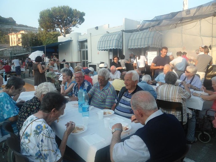 Vallecrosia: Cena e Balli per il Festino di S. Rocco alla residenza protetta per anziani Casa Rachele Vallecrosia: Cena e Balli per il Festino di S. Rocco alla residenza protetta per anziani Casa Rachele