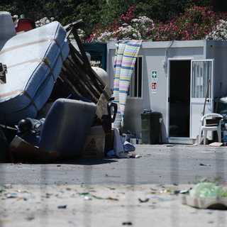 Imperia: nonostante la segnalazione del Comune, al centro di Artallo, rifiuti speciali e ingombranti sono ancora ammassati a terra. Le immagini