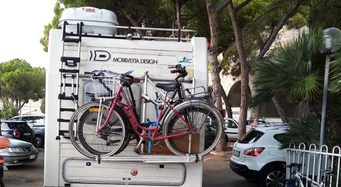 Ventimiglia, la protesta: "Il parcheggio dei Balzi Rossi trasformato in un campeggio"