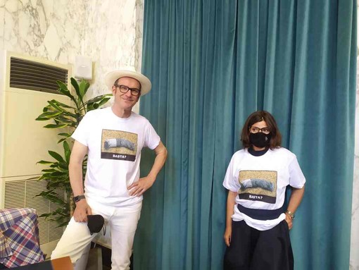 "Basta cicche di sigaretta per terra", via San Giovanni tappezzata di mozziconi d'autore (foto e video)