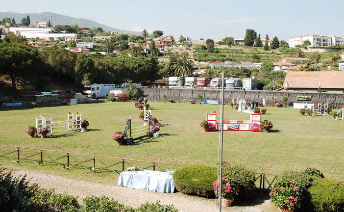 Equitazione: al campo ippico del Solaro le gare del Concorso Internazionale, nel pomeriggio sarà in campo Charlotte Casiraghi Equitazione: al campo ippico del Solaro le gare del Concorso Internazionale, nel pomeriggio sarà in campo Charlotte Casiraghi