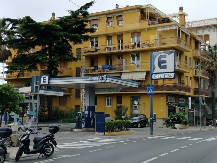 Caro carburanti, CNA Fita chiede misure urgenti per taxi e NCC. Vazzano: «Nel Ponente ligure carburante e mobilità sono costi essenziali per imprese, residenti e turismo» Caro carburanti, CNA Fita chiede misure urgenti per taxi e NCC. Vazzano: «Nel Ponente ligure carburante e mobilità sono costi essenziali per imprese, residenti e turismo»
