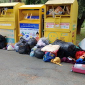 Taggia, cassonetti degli abiti usati stracolmi: sacchi abbandonati a terra vicino al Municipio