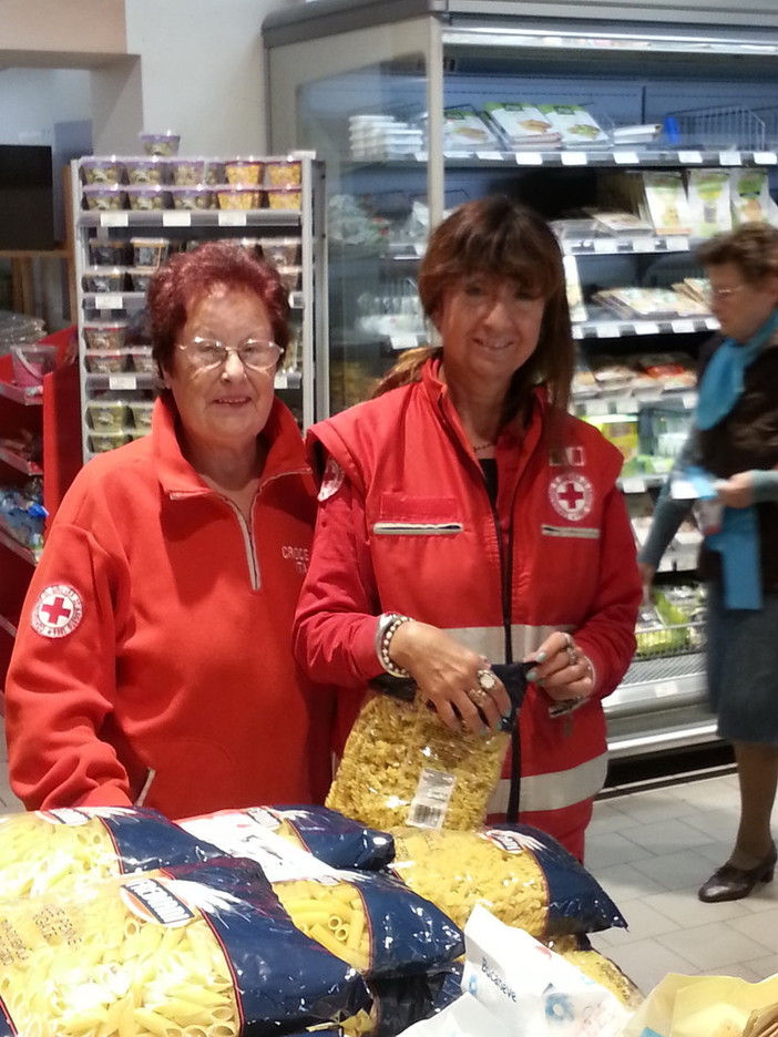 Croce Rossa con Coop in aiuto delle famiglie di Sanremo: in una mattinata raccolti 600 kg di viveri alla colletta organizzata da Coop Foce