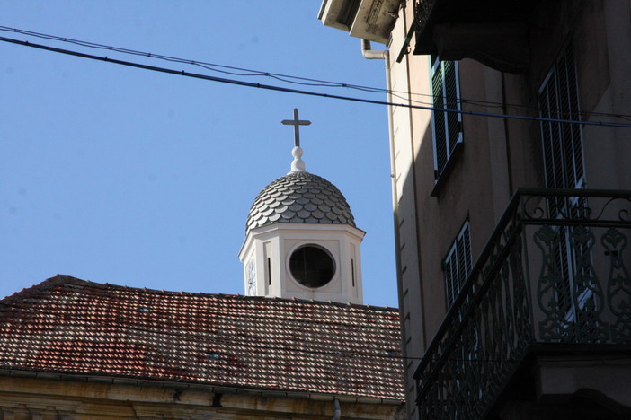 Il vuoto al posto dell'orologio, a danneggiare il quadrante un colpo di vento.