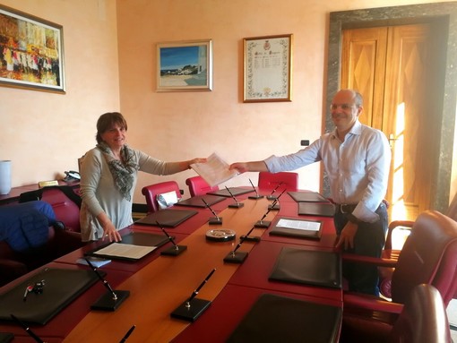 Imperia: consegnate oggi al sindaco Capacci le firme della petizione per la riapertura della biblioteca (Foto e Video) Imperia: consegnate oggi al sindaco Capacci le firme della petizione per la riapertura della biblioteca (Foto e Video)