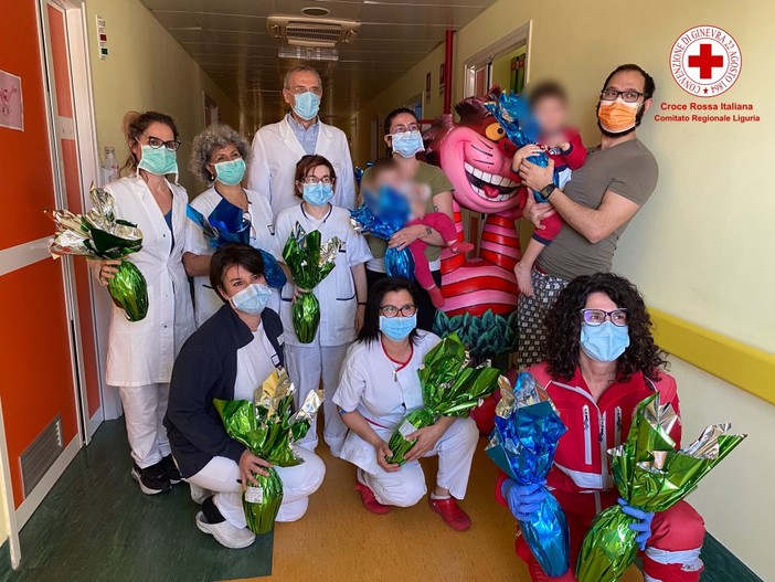 Coronavirus, la Croce Rossa ligure dona le uova di Pasqua ai bambini ricoverati nei reparti pediatrici degli ospedali Coronavirus, la Croce Rossa ligure dona le uova di Pasqua ai bambini ricoverati nei reparti pediatrici degli ospedali