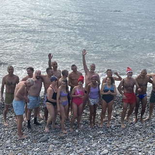 Tuffo in mare a Camporosso, impavidi sfidano il freddo per il Cimento di Capodanno (Foto)