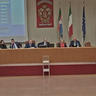 Ventimiglia, la mozione sulla passerella infiamma il consiglio comunale: la minoranza abbandona l'aula (Foto) Ventimiglia, la mozione sulla passerella infiamma il consiglio comunale: la minoranza abbandona l'aula (Foto)