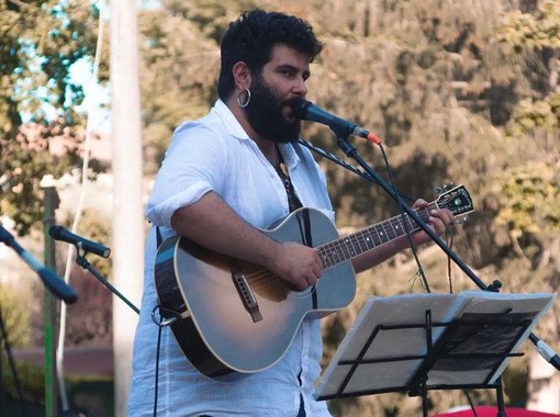Il cantautore Cecè Tripodo in concerto a Bordighera con il suo ‘Canzoni Sporche Tour’