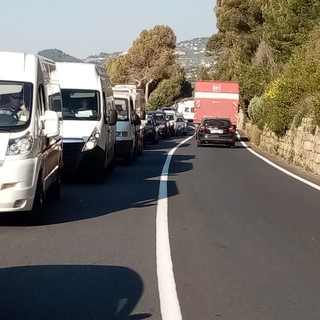 Imperia: maxi controllo della polizia municipale al Prino crea una coda lunga chilometri (foto) Imperia: maxi controllo della polizia municipale al Prino crea una coda lunga chilometri (foto)