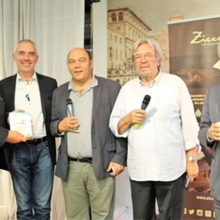 nella foto il presidente dell'Associazione I PalatiNati riceve il premio Custodi del Territorio nella foto il presidente dell'Associazione I PalatiNati riceve il premio Custodi del Territorio