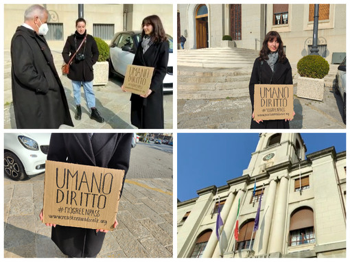 Imperia, la protesta silenziosa di Alice davanti al comune: "Sono un essere umano e il green pass non rispetta i nostri diritti" (foto e video)