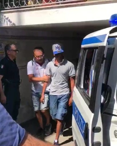 Diano Marina: duro colpo al commercio di borse contraffatte inflitto dalla Polizia Municipale Diano Marina: duro colpo al commercio di borse contraffatte inflitto dalla Polizia Municipale