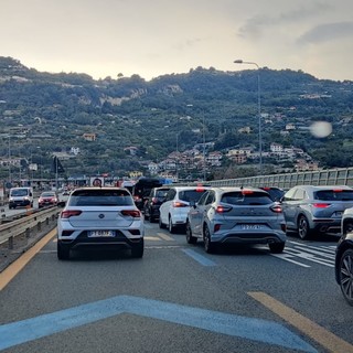 Lunghe code in autostrada tra Bordighera e Ventimiglia: traffico lento in direzione Francia