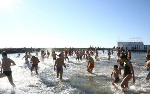 A Sanremo torna lo storico Cimento Invernale: al Nettuno Beach il tradizionale tuffo di fine anno dopo gli anni di stop
