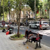 Sanremo, tensioni e degrado in corso Garibaldi per alcuni senza fissa dimora: interviene la Polizia, Amaie pulisce e disinfetta (Foto)