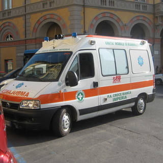 Imperia: allarme per una donna riversa sui gradini in centro