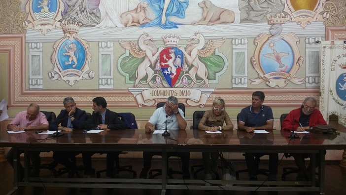 Crisi idrica nel dianese, i sindaci fanno fronte comune. "Una soluzione domani mattina, o pronti ad azioni diverse" (foto e video) Crisi idrica nel dianese, i sindaci fanno fronte comune. "Una soluzione domani mattina, o pronti ad azioni diverse" (foto e video)