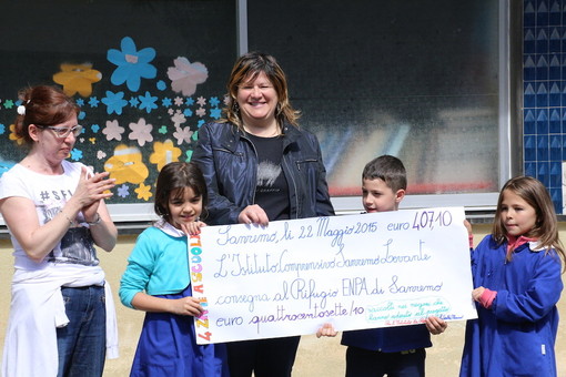 Sanremo: consegnato maxi assegno di oltre 400 euro all'Enpa, grazie al progetto '4 zampe a scuola' Sanremo: consegnato maxi assegno di oltre 400 euro all'Enpa, grazie al progetto '4 zampe a scuola'