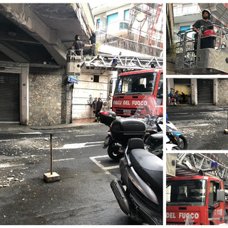 Sanremo, caduta di calcinacci in via San Francesco dal ponte sovrastante, messo rapidamente in sicurezza dai vigili del fuoco (foto)