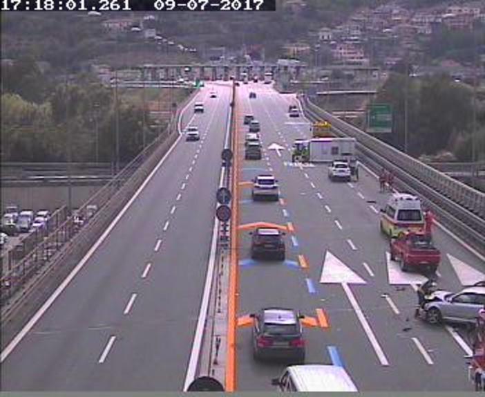 Ventimiglia: incidente alla barriera autostradale, camper si ribalta. Mobilitazione di soccorsi Ventimiglia: incidente alla barriera autostradale, camper si ribalta. Mobilitazione di soccorsi