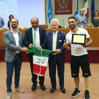 Ventimiglia: il Sindaco Scullino consegna una targa a Fabio Raddrizzati, campione italiano di paraciclismo Ventimiglia: il Sindaco Scullino consegna una targa a Fabio Raddrizzati, campione italiano di paraciclismo
