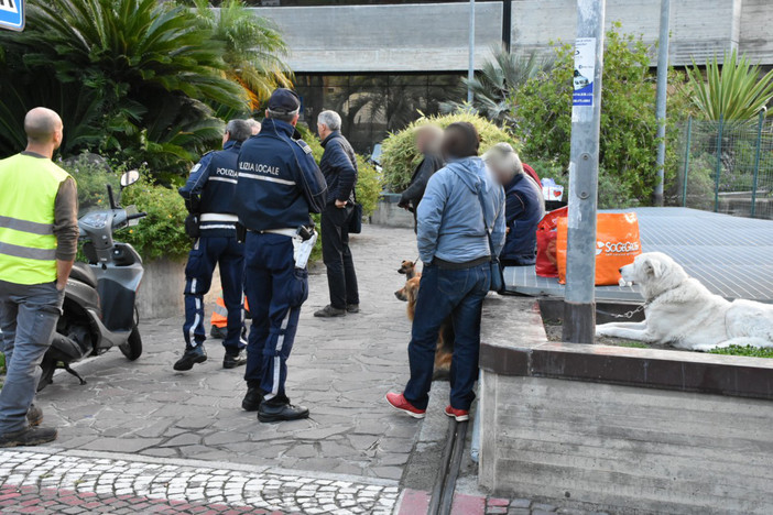 Sanremo: temperature troppo rigide, le scale del parcheggio della stazione ferroviaria occupate dai clochard