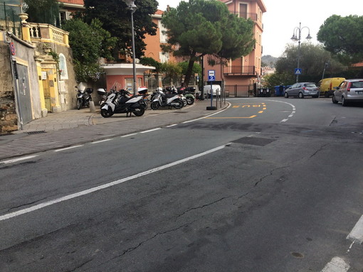 Sanremo: servizio del 'nonno vigile' davanti a Villa Peppina, una mamma chiede al Sindaco un sollecito ripristino
