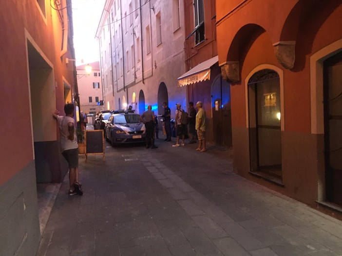 Imperia, intervento delle forze dell'ordine ad Oneglia: uomo inveisce contro gli agenti (Foto)