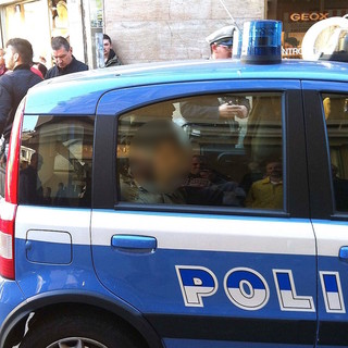 Sanremo: clochard ubriaco molesta i passanti in pieno centro, intervento della Municipale e del Commissariato Sanremo: clochard ubriaco molesta i passanti in pieno centro, intervento della Municipale e del Commissariato