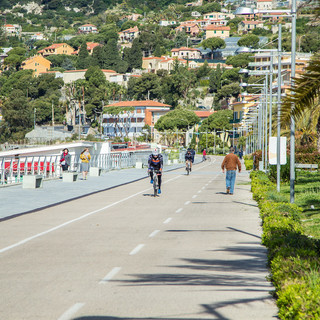 Ospedaletti: dopo un mese e mezzo di interruzione sono finalmente ripartiti i lavori sulla pista ciclabile Ospedaletti: dopo un mese e mezzo di interruzione sono finalmente ripartiti i lavori sulla pista ciclabile