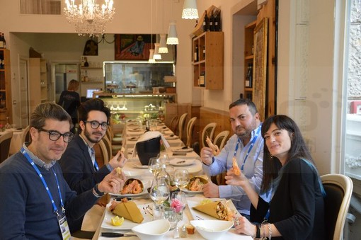 'Il Festival a tavola': secondo appuntamento con Corrado Gentile in diretta dal Ristorante 'Buena Vista', oggi con alcuni giornalisti della Sala Stampa Lucio Dalla 'Il Festival a tavola': secondo appuntamento con Corrado Gentile in diretta dal Ristorante 'Buena Vista', oggi con alcuni giornalisti della Sala Stampa Lucio Dalla