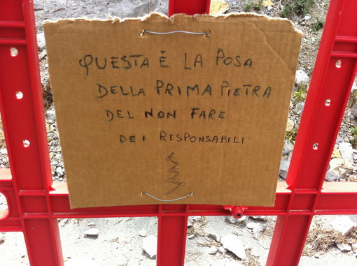 Ventimiglia: cartello sarcastico su masso a Mortola Superiore, la segnalazione di un lettore