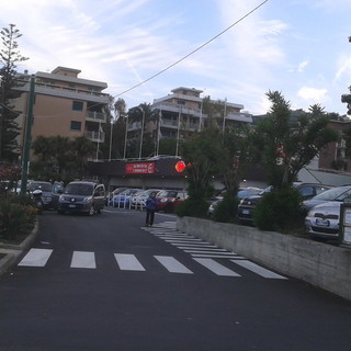 Sanremo: auto in divieto nella zona davanti al supermercato di Villa Helios, la segnalazione di un nostro lettore