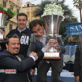 Il sindaco di Sanremo Maurizio Soccarato mentre premia Filippo Guasco sindaco di Cipressa, vincitrice del corso fiorito.