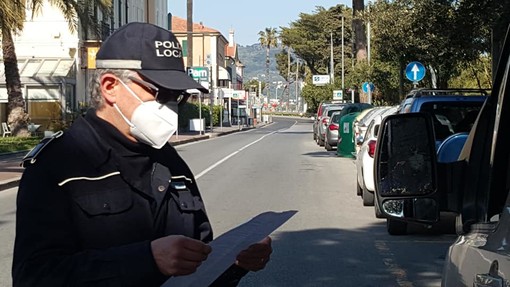 Diano Marina, si rifiuta di indossare la mascherina, multa di 400 euro a una 46enne Diano Marina, si rifiuta di indossare la mascherina, multa di 400 euro a una 46enne